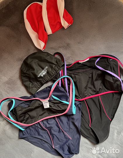 Купальники и шапочки для плаванья.Пакетом