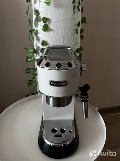 Рожковая кофеварка DeLonghi EC685.W White