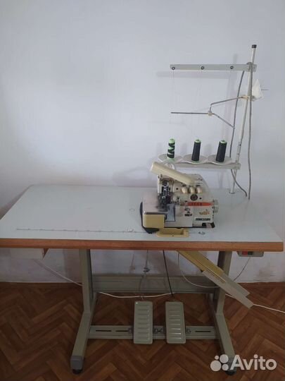 Швейная машинка оверлок трехниточный