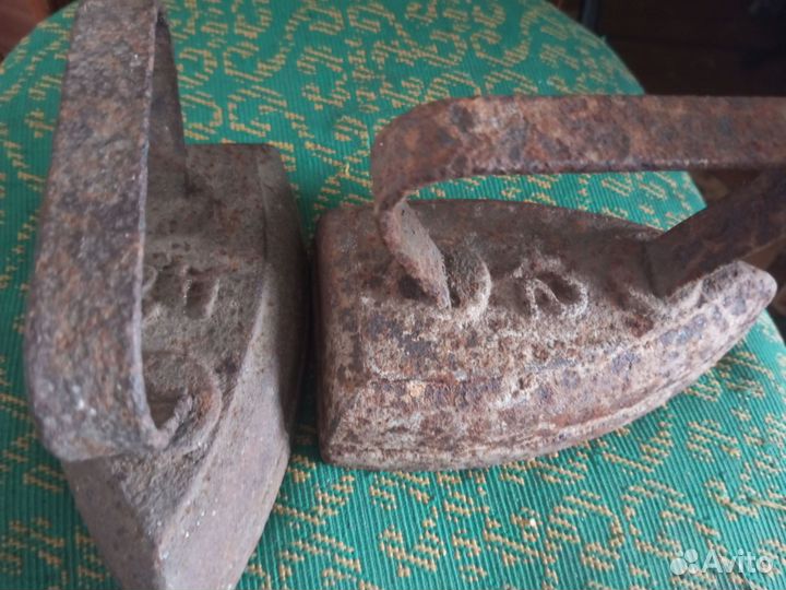 Старый утюг чугунный