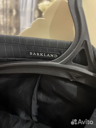 Костюм мужской.Я похудел.Костюм весит в шкафу