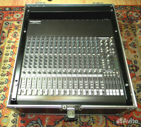 Рэковый кейс с подъёмным механизмом для микшера