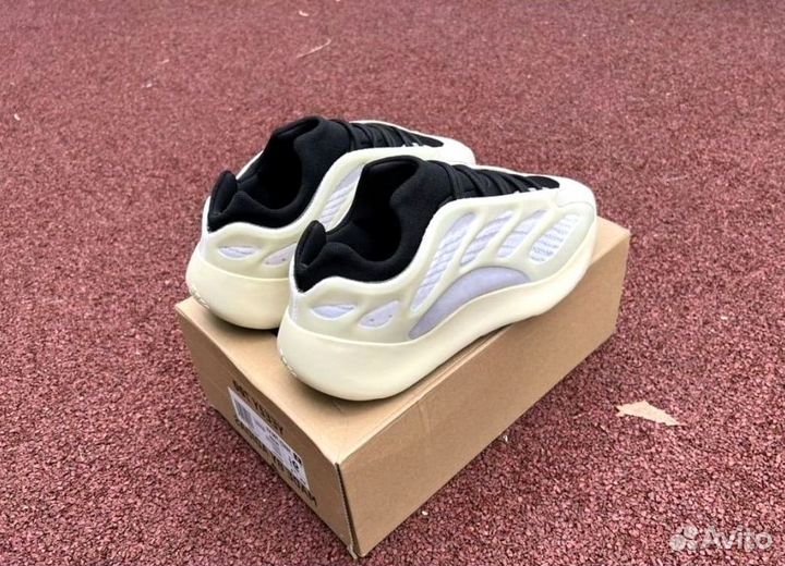 Adidas Yeezy Boost 700 v3 белые