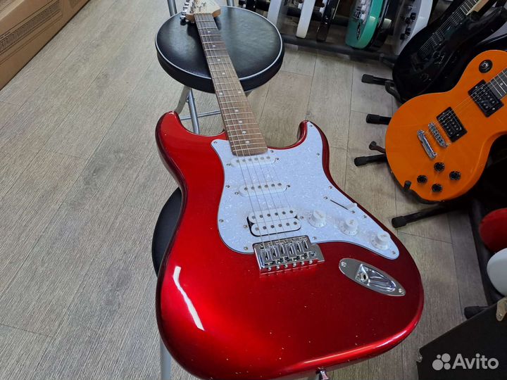 Электрогитара стратокастер красная