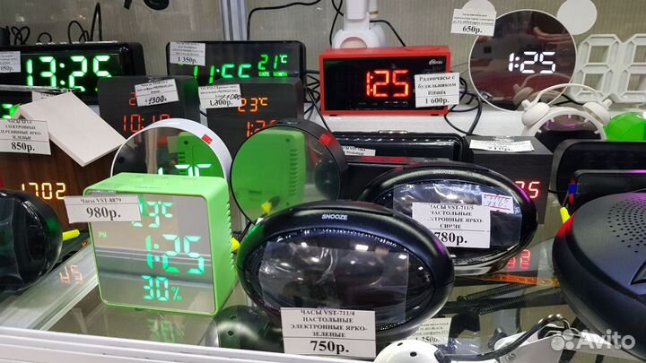 Часы будильник VST 718 зелёные и красные белые