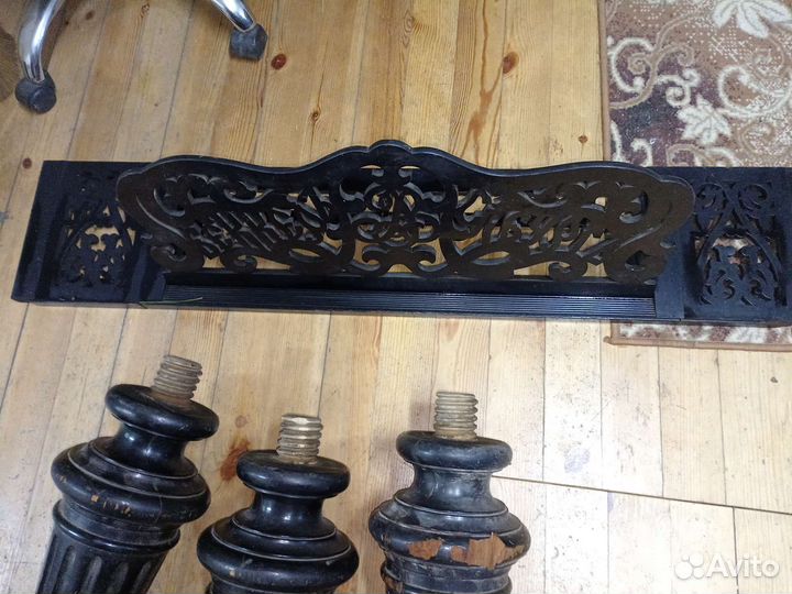 Детали рояля, ноги и пюпитр