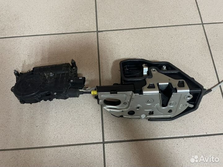 Замок двери передний правый BMW X5 E70