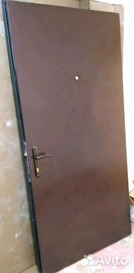 Дверь входная, металлическая, тяжелая, утепленная