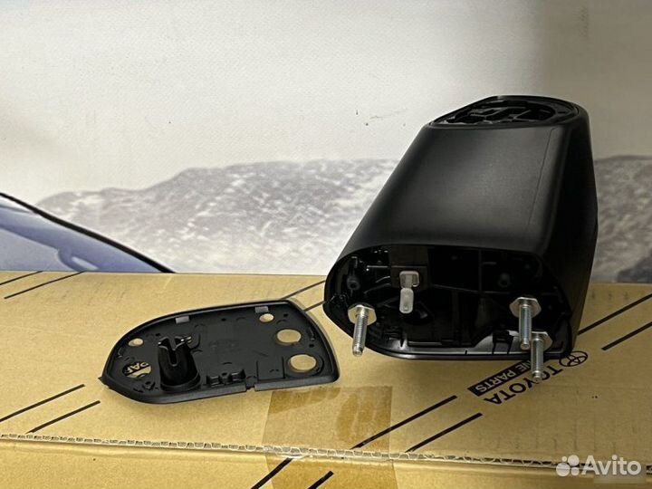 Кронштейн зеркала правый Toyota Rav4