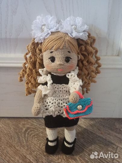 Кукла школьница вязанная
