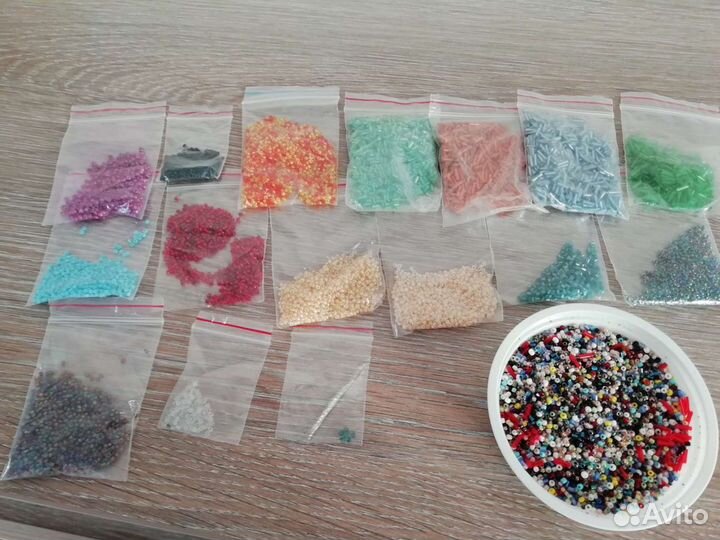 Бисер, стеклярус пакетом около 300 граммов