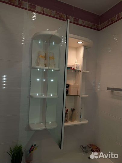 Настенный шкафчик с зеркалом в ванную