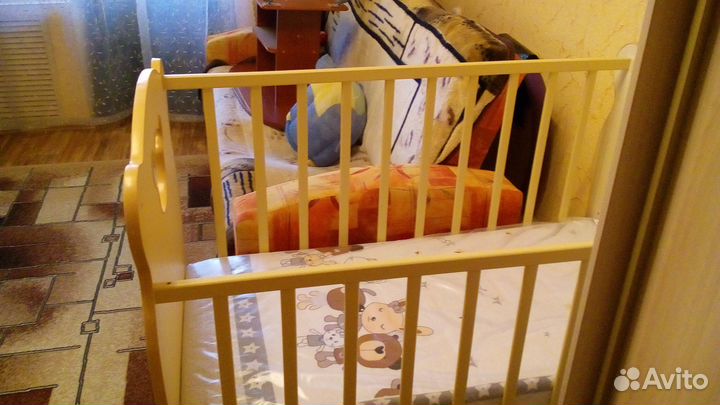 Продаю детскую кроватку с матрасом и ящиком