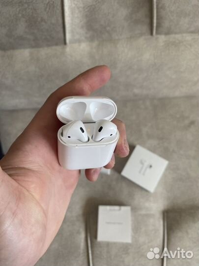 Apple AirPods (1-го поколения)