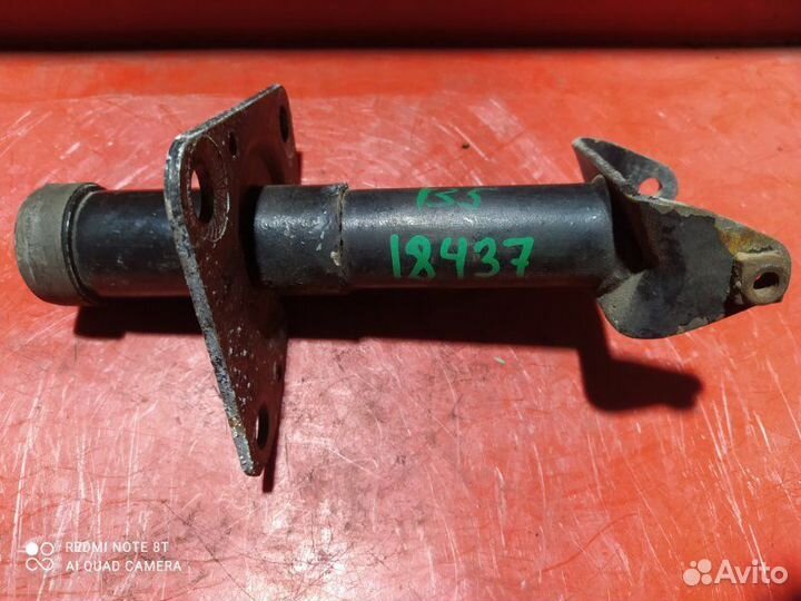 Кронштейн усилителя бампера правый Volkswagen