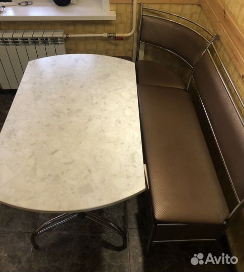 Кухонный уголок со столом