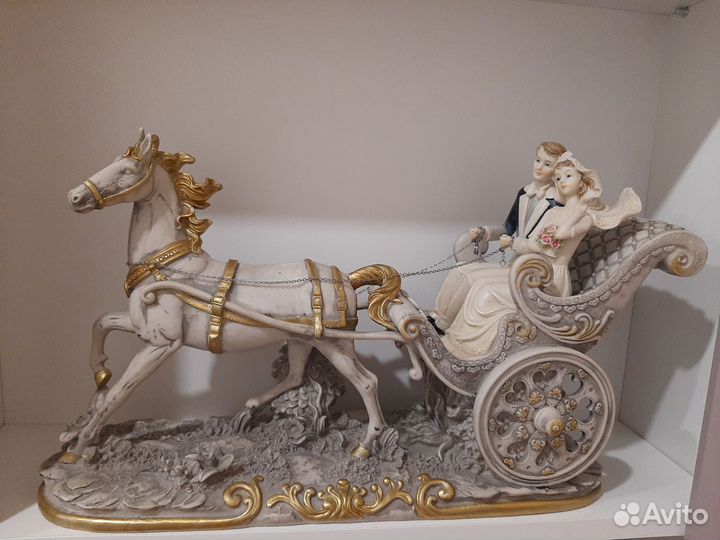 Статуэтка фарфоровая - экипаж с каретой