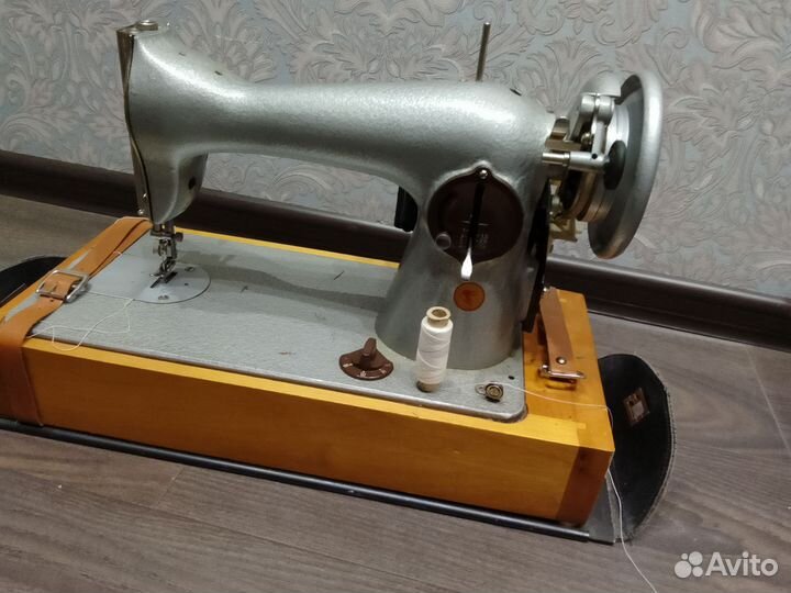 Швейная машина с педалью