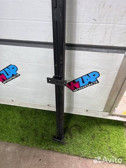 Направляющая шторки багажника левая Dodge Ram 5 DT