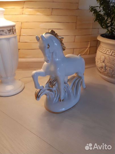 Фарфоровая статуэтка лфз Конь