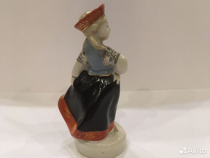 Статуэтка « Латышский танец» Девочка