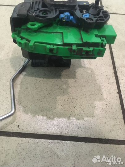 Замок двери задний правый Kia Rio 3