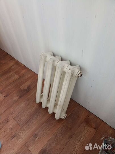 Радиаторы отопления и чугунная батарея