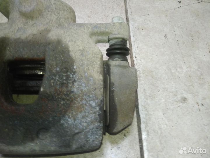 Суппорт передний правый Volkswagen Polo Sedan 6C1