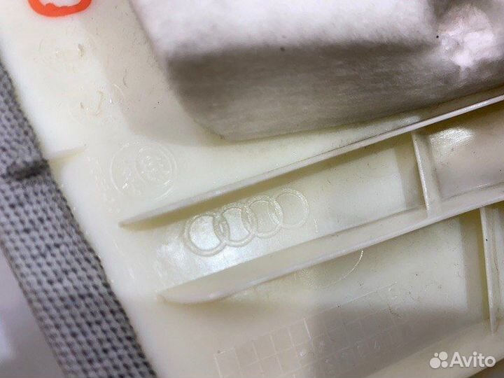 Накладка на стойку внутренняя задняя правая Audi