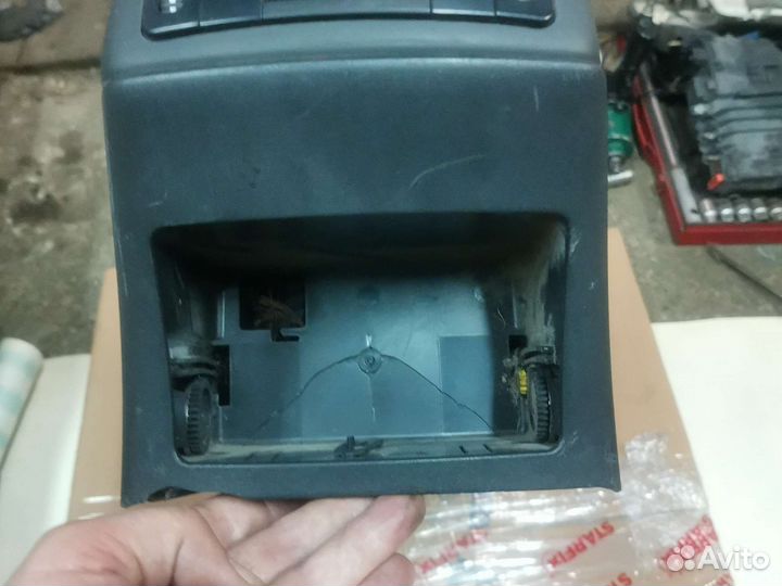 Подлокотник передний Mercedes-Benz E 211