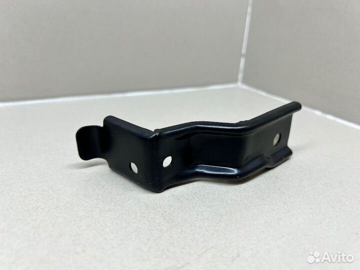 Кронштейн решетки радиатора Nissan Patrol Y61 левы