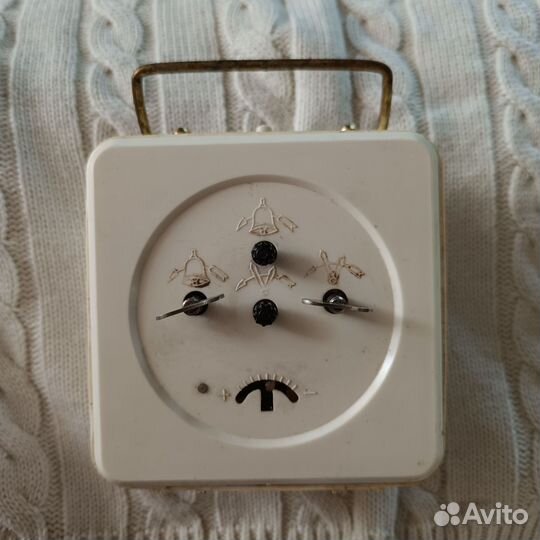 Часы будильник янтарь СССР