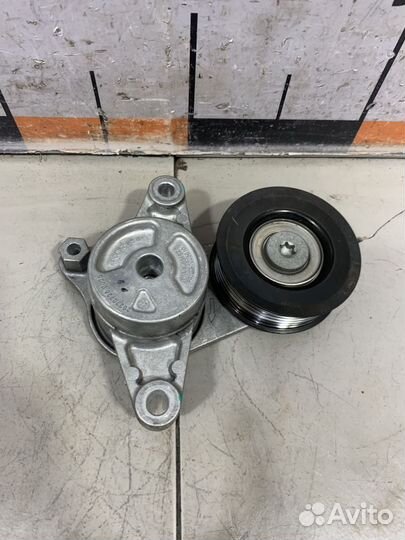 Ролик натяжителя ремня