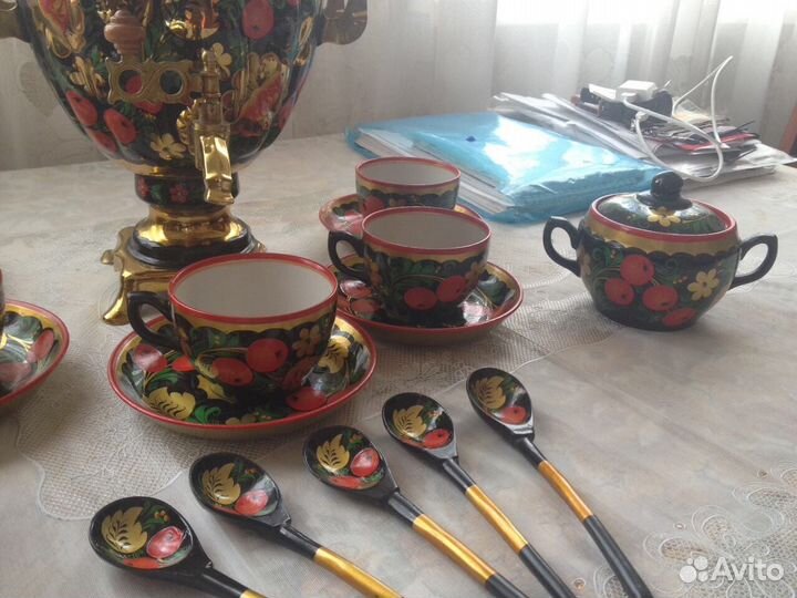 Самовар с посудой