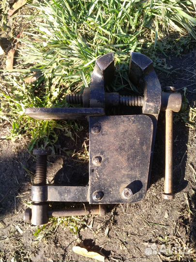 Кузнечные тиски старинные