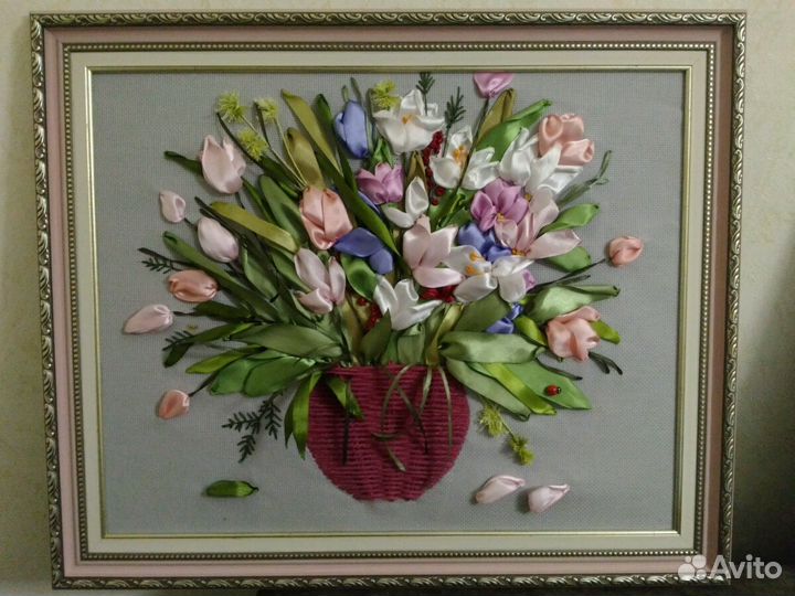 Вышивка атласными лентами, оформленная в багет