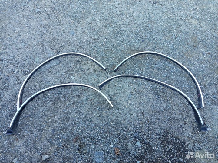 Молдинги на крылья Toyota Crown uzs 131