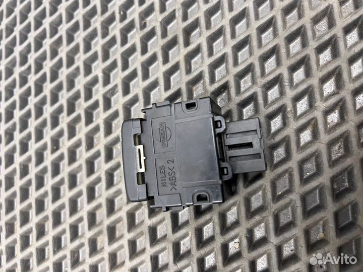 Кнопка антипробуксовочной системы Infiniti Fx35