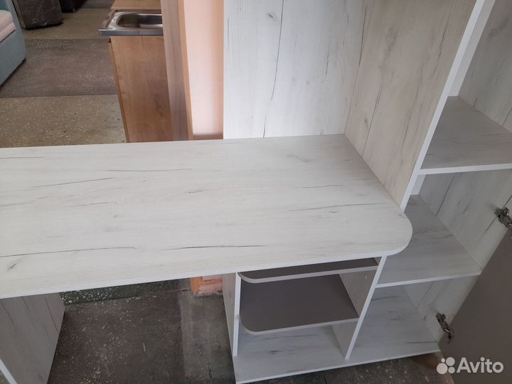 Стол компьютерный для школьника с пеналом. Новый