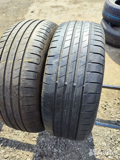 Goodyear EfficientGrip Performance 215/60 R16 V