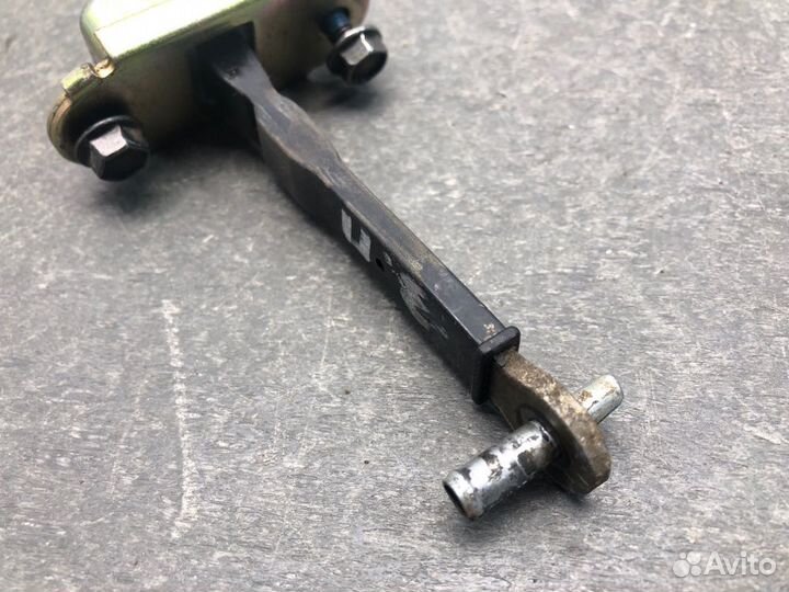 Ограничитель двери задний правый Mitsubishi