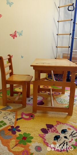Деревянные стол со стулом