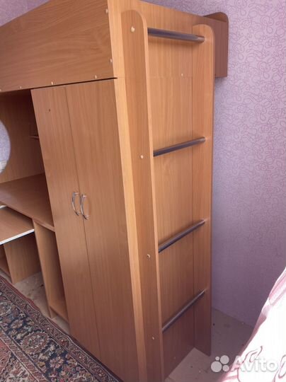 Кровать чердак со столом и шкафом