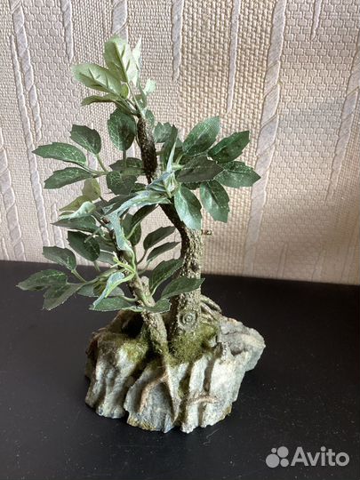 Сувенир дерево на скале