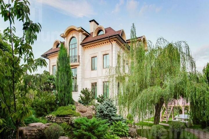 Коттедж 850 м² на участке 18 сот.