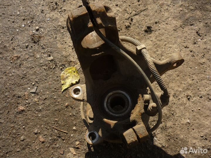 Поворотный кулак передний правый Форд Мондео 2