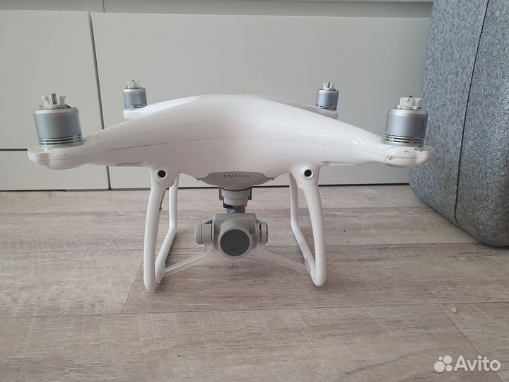 Квадрокоптер DJI Phantom 4