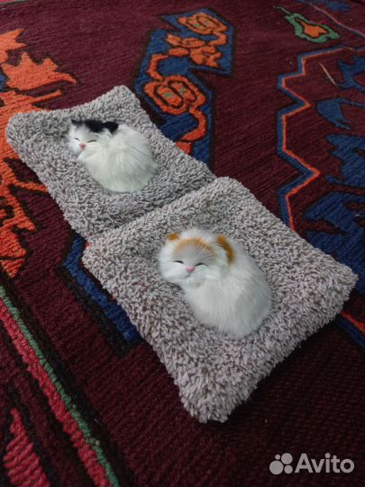 Котики на подушке