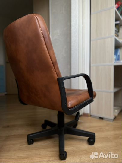 Офисное компьютерное кресло