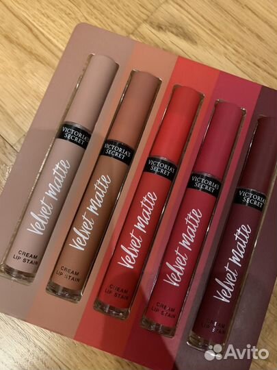 Блеск для губ Виктория Сикрет матовый красный